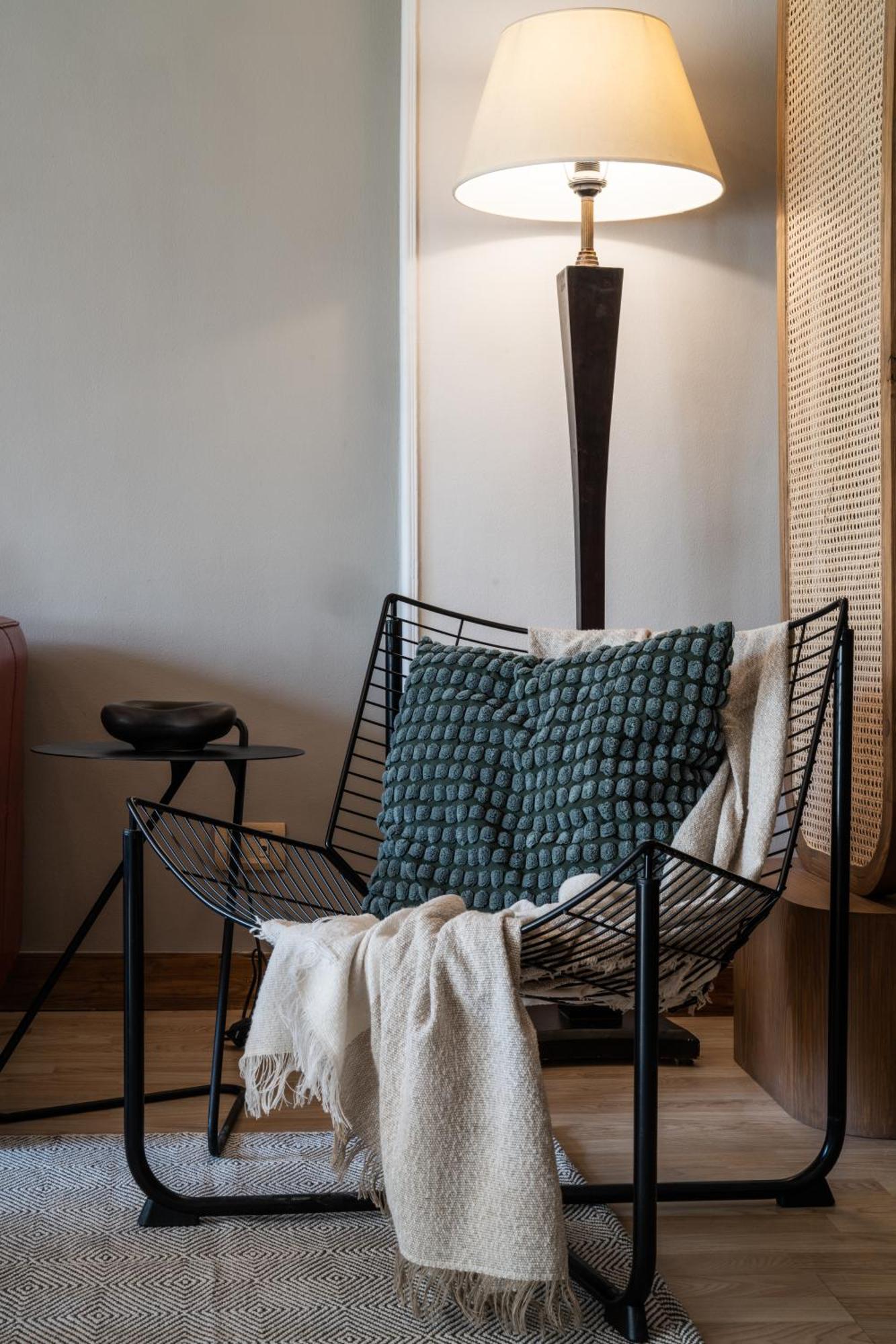 Apartment The Crimson Sun Charm *