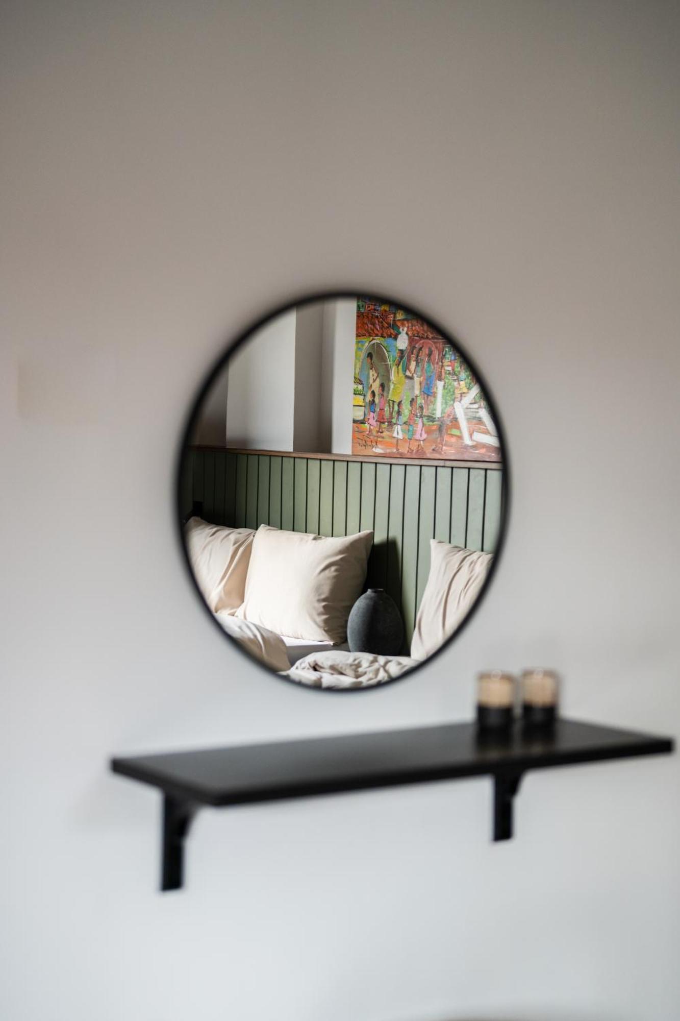 Apartment The Crimson Sun Charm *
